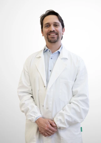 Dott. Alessandro Strazzari, specialista in Ortopedia e Traumatologia, esperto in chirurgia protesica e traumatologia dello sport presso Ergéa Centri Medici San Giovanni in Persiceto.