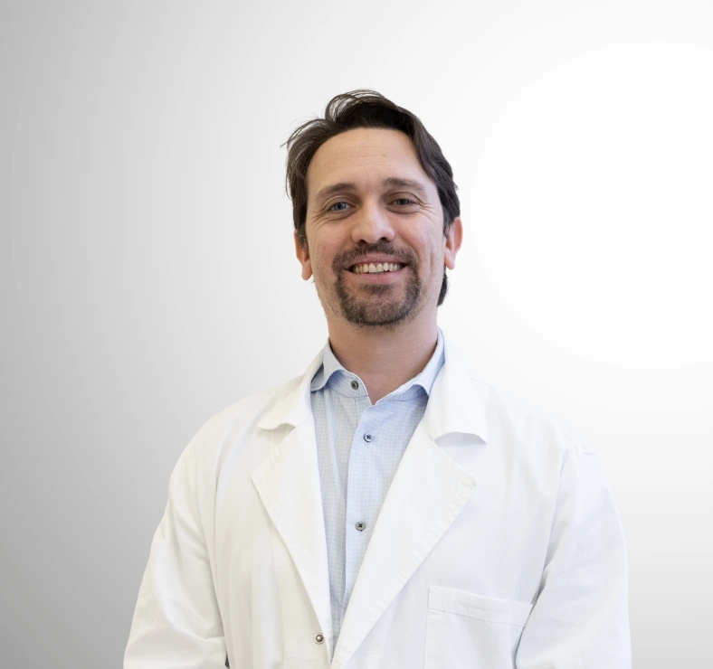 Dott. Alessandro Strazzari, specialista in Ortopedia e Traumatologia, esperto in chirurgia protesica e traumatologia dello sport presso Ergéa Centri Medici San Giovanni in Persiceto.