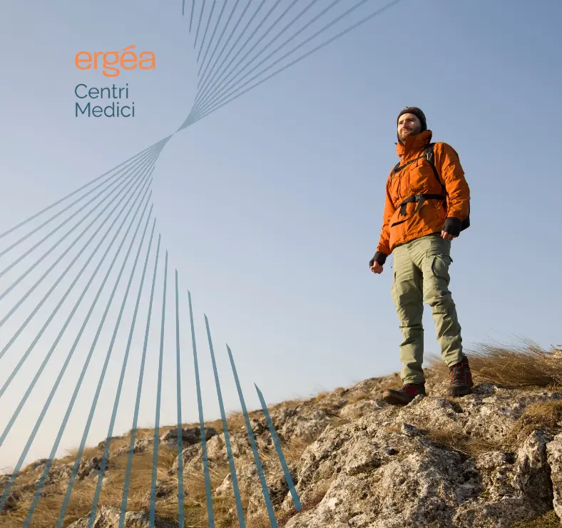 Uomo in abbigliamento da trekking in montagna che guarda l'orizzonte