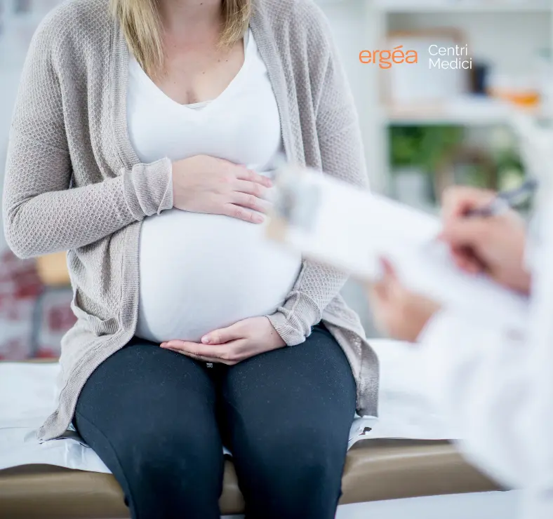 Donna in gravidanza che effettua un controllo medico