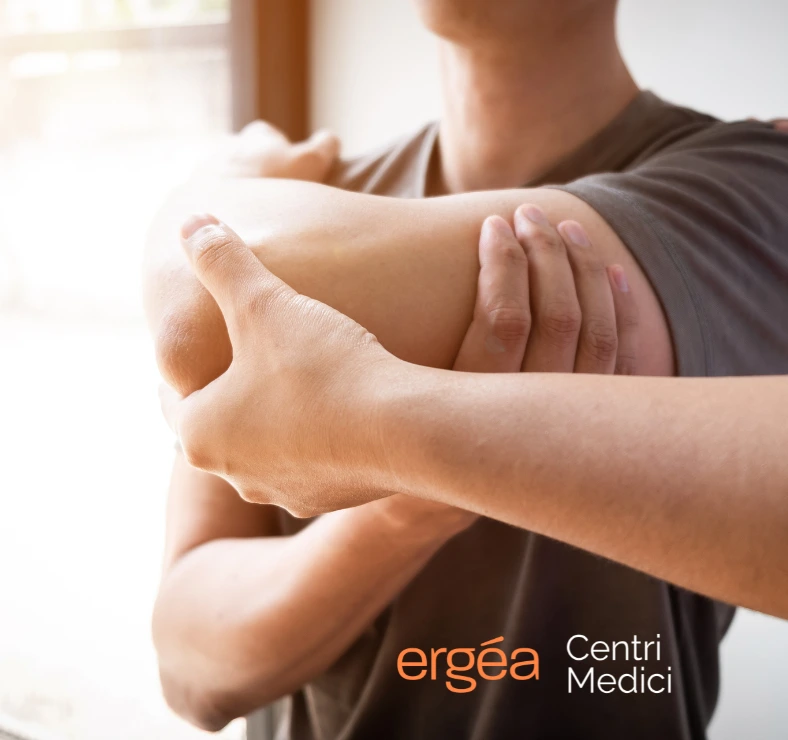 paziente che viene visitato alla spalla da uno specialista